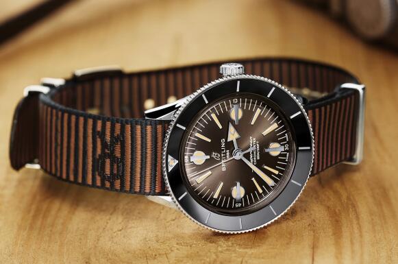With the brown ECONYL® NATO straps, this Breitling looks vintage and elegant.